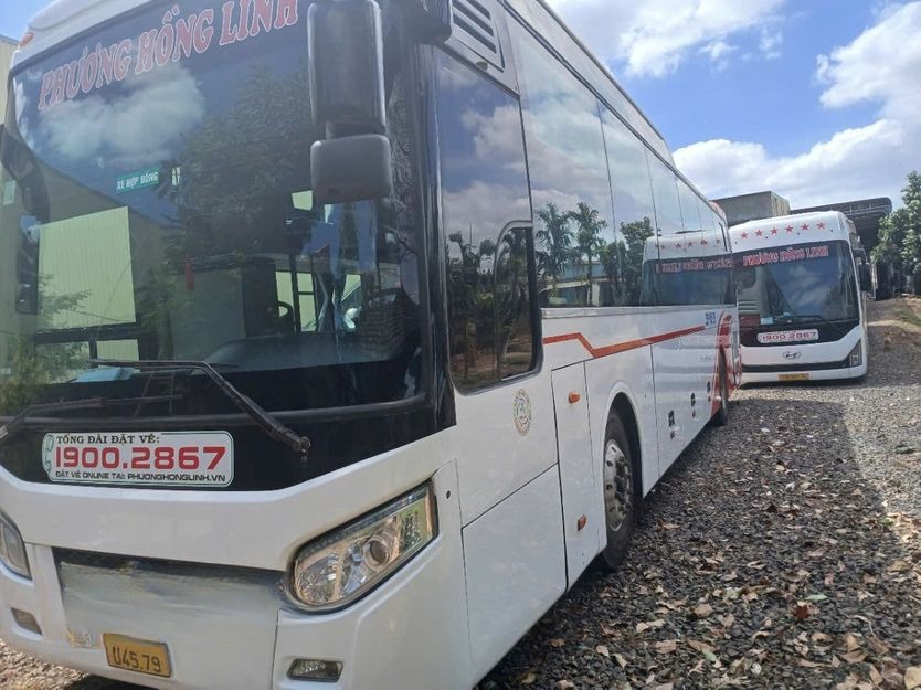 Xe Phương Hồng Linh Mặt trước xe Bên hông xe Giường nằm 44 chỗ