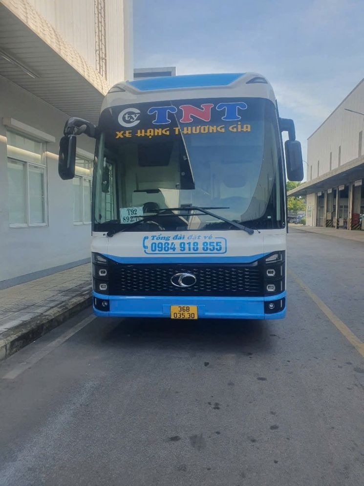 Xe TNT (Thanh Hóa) Mặt trước xe Cabin 24 phòng đôi