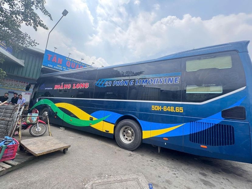 Xe Hoàng Long Limousine  Bên hông xe Limousine 22 Phòng (WC)