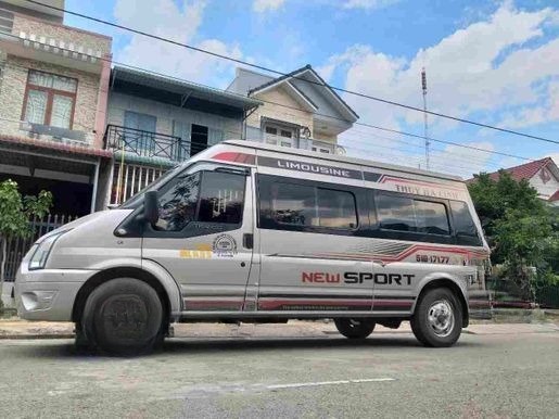 Xe Thủy Hà Linh Bên hông xe Limousine 14 chỗ