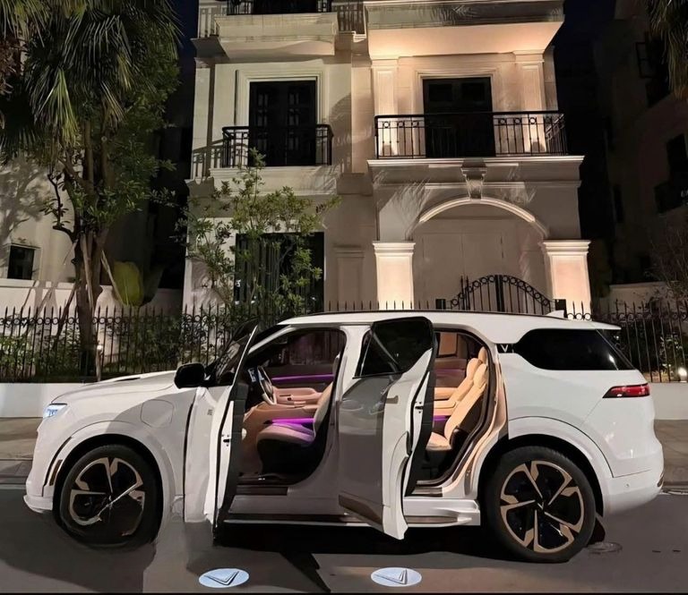 Xe Tân Limousine Bên hông xe Vinfast Limo Green 6 chỗ