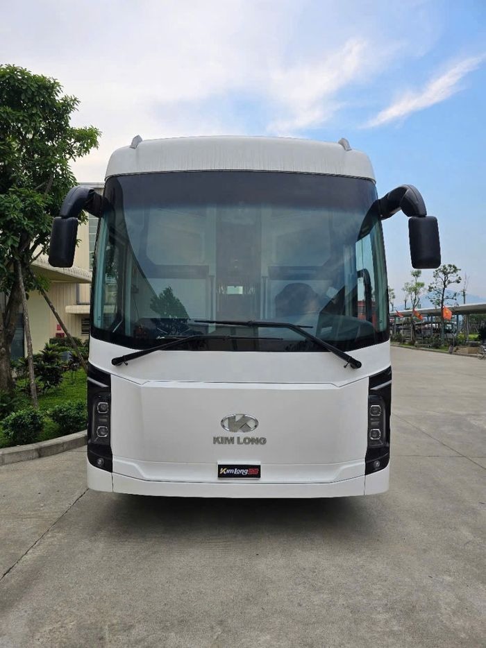 Xe Tuyết Luận Mặt trước xe Limousine 24 phòng