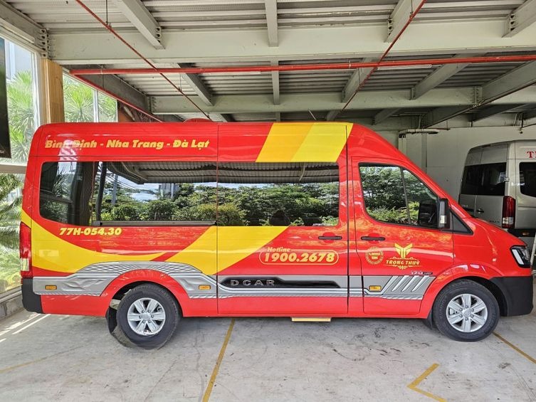 Xe Trọng Thủy Travel Bên hông xe Limousine 9 chỗ