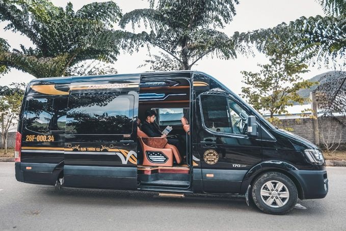 Xe Hải Vân Bên hông xe Limousine 10 chỗ
