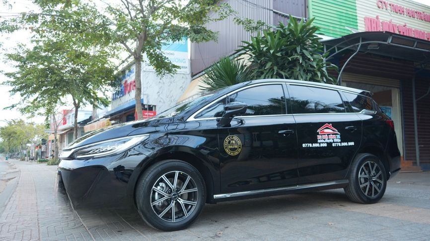 Xe Xe Nhà Mình 72 Bên hông xe Xe điện 7 chỗ BYD