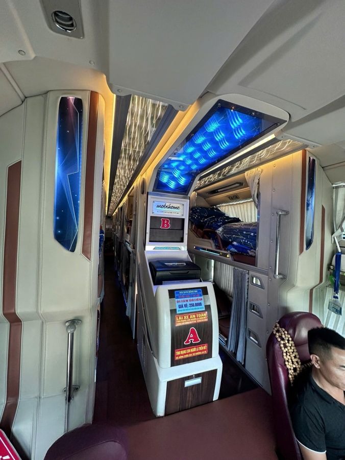 Xe Bảo Ngọc Limousine Nội thất Tiện ích Limousine giường nằm 32 chỗ