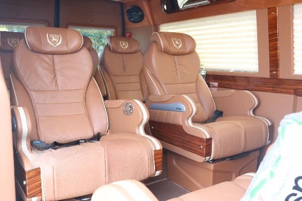 Xe Golden Limousine Ghế ngồi Limousine 9 chỗ VIP