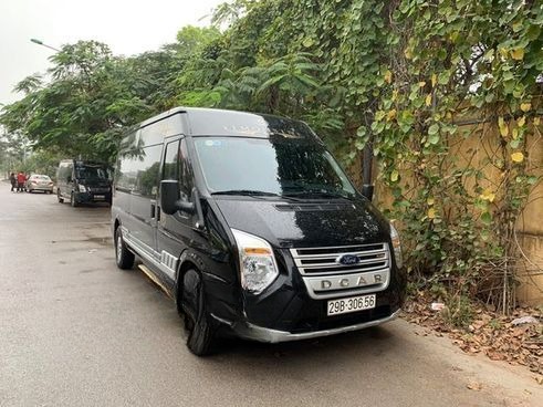 Xe Hoa Dũng Limousine Mặt trước xe Limousine 9 chỗ VIP