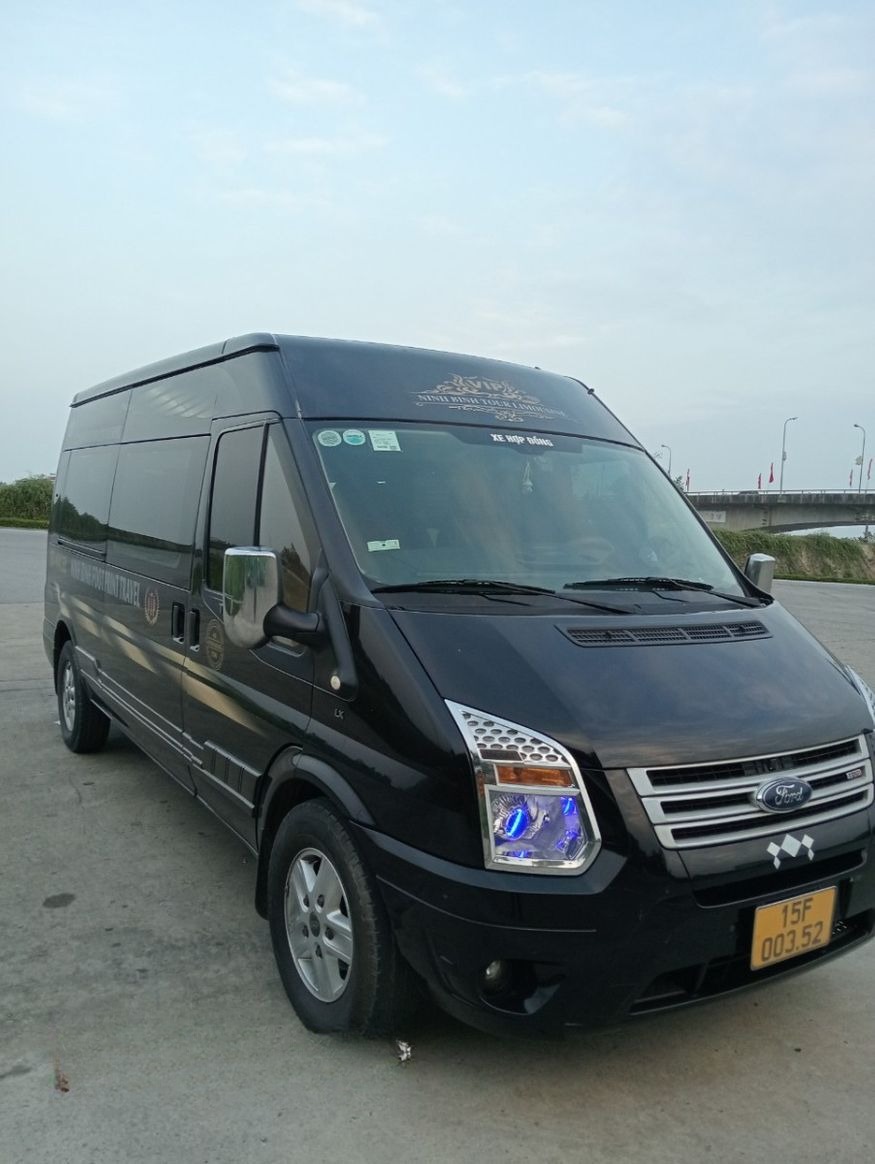 Xe Tam Cốc Limousine Mặt trước xe Bên hông xe Limousine 9 chỗ