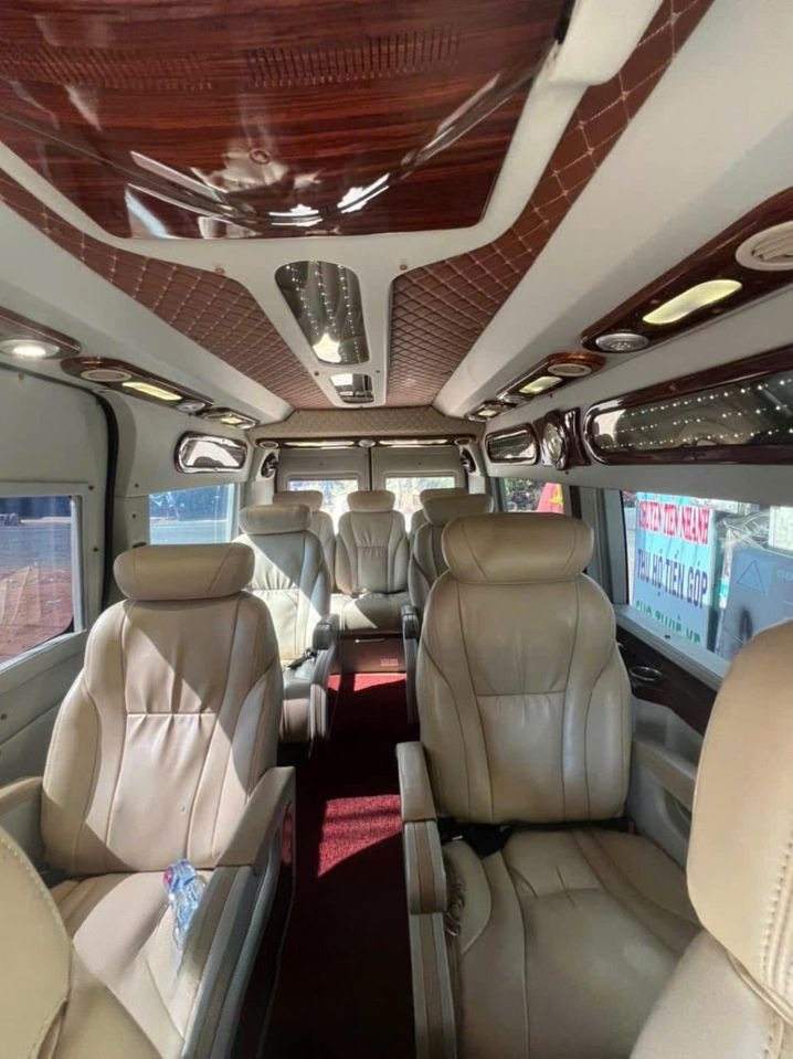 Xe Hoàng Phát (Gia Lai) Ghế ngồi Limousine 9 chỗ