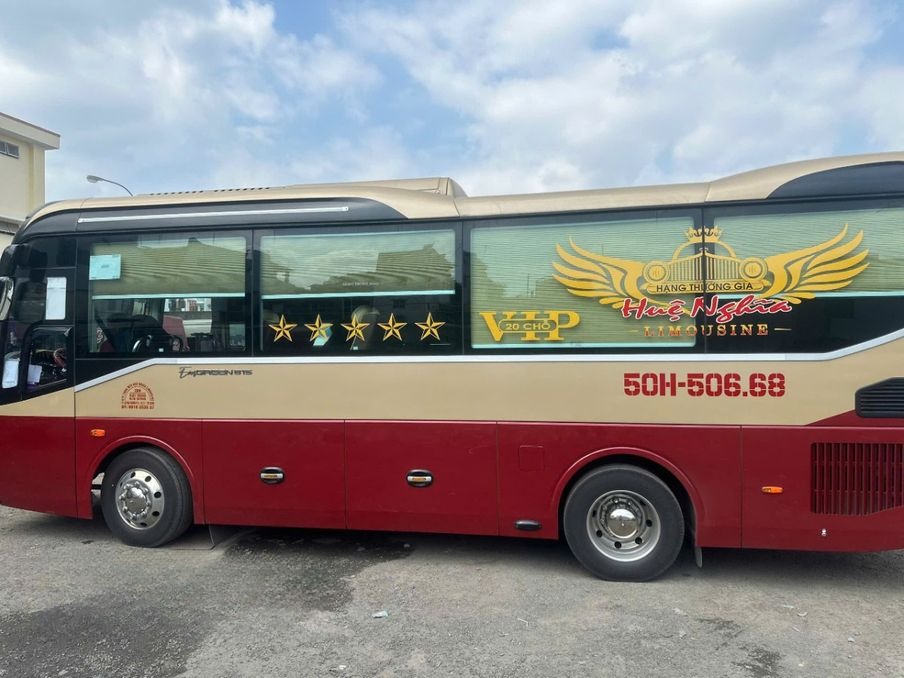 Xe Huệ Nghĩa Limousine Bên hông xe Limousine 19 chỗ