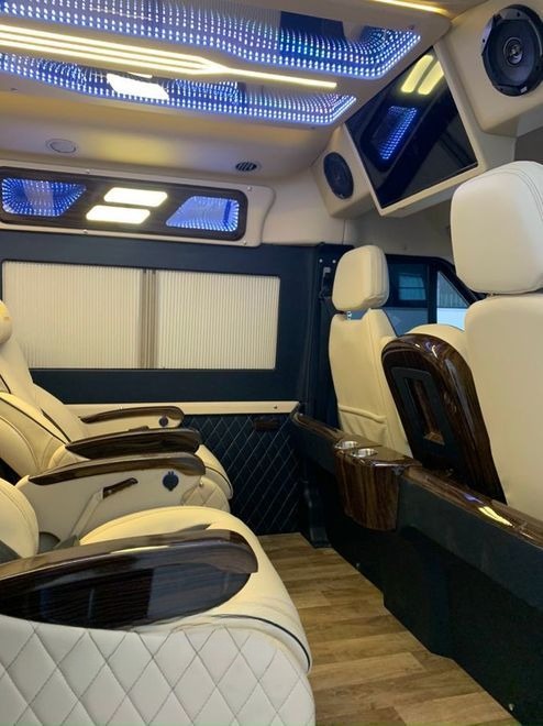 Xe Mũi Né Happy Tour Limousine  undefined