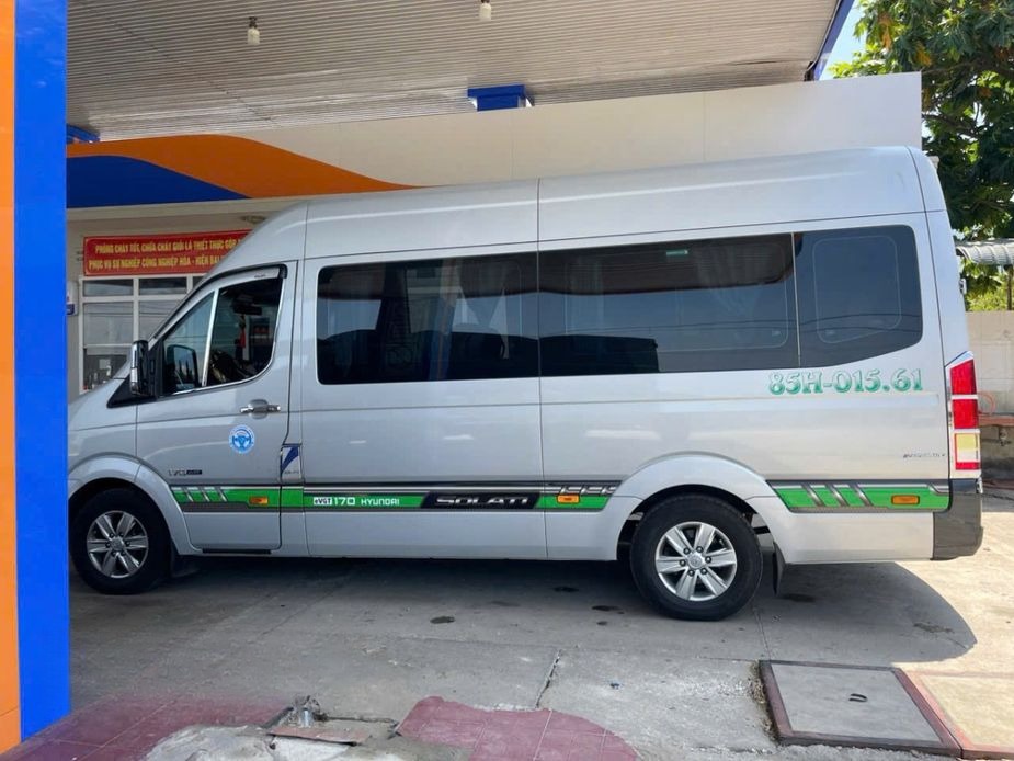Xe Thu Thảo Bên hông xe Hyundai Solati 16 chỗ