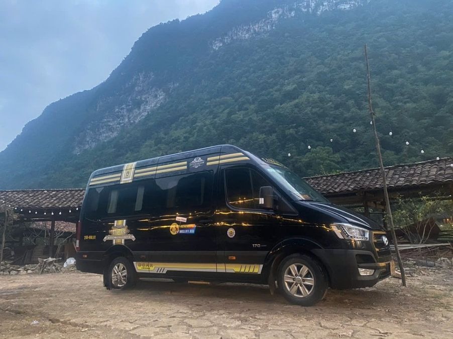 Xe Trùng Khánh Limousine Bên hông xe Limousine 11 chỗ