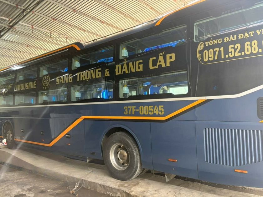 Xe Mạnh Hùng (Nghệ An) Bên hông xe Mặt sau xe Xe 22 phòng đôi