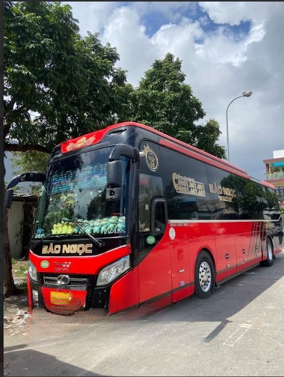 Xe Bảo Ngọc Mặt trước xe Bên hông xe Limousine 34 phòng VIP