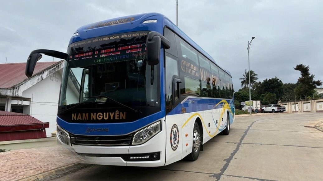 Xe Nam Nguyên Mặt trước xe Bên hông xe Limousine 24 phòng