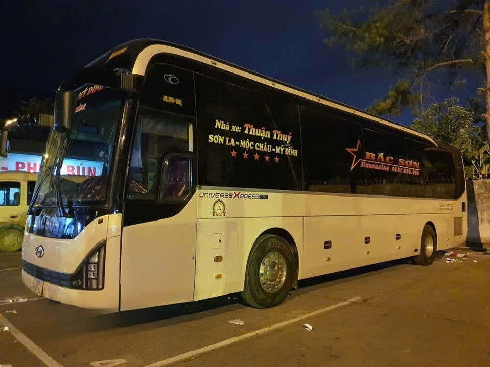Xe Lovabus Bên hông xe Limousine giường nằm 34 chỗ