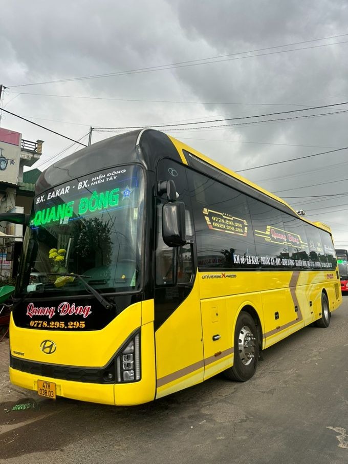 Xe Quang Đông (Đắk Lắk) Mặt trước xe Bên hông xe Limousine 34 phòng