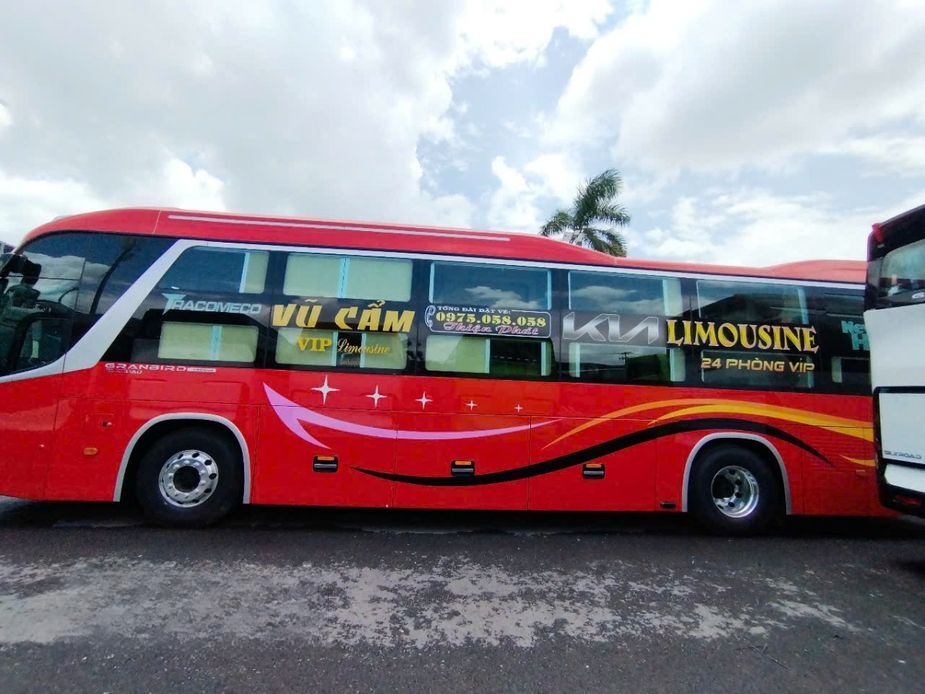 Xe Vũ Cẩm Bên hông xe Limousine 24 phòng