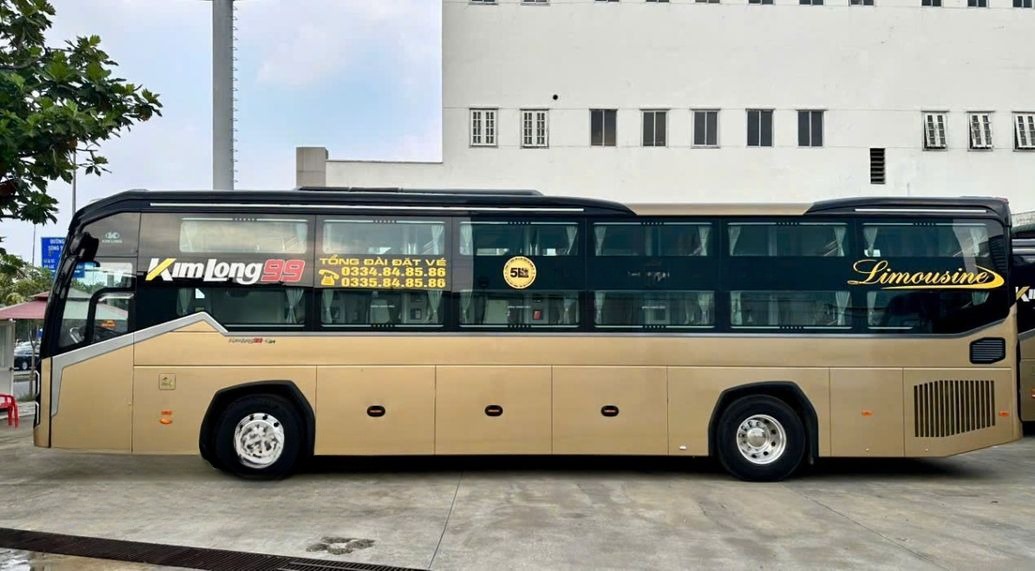 Xe Năm Lu  Bên hông xe Limousine 24 Phòng 