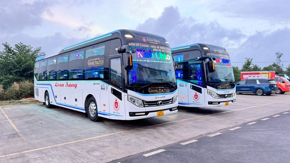 Xe Loan Sáng Mặt trước xe Limousine 22 phòng (WC)