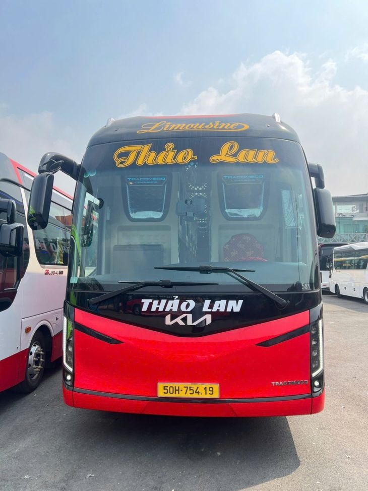 Xe Thảo Lan Mặt trước xe Limousine 24 phòng
