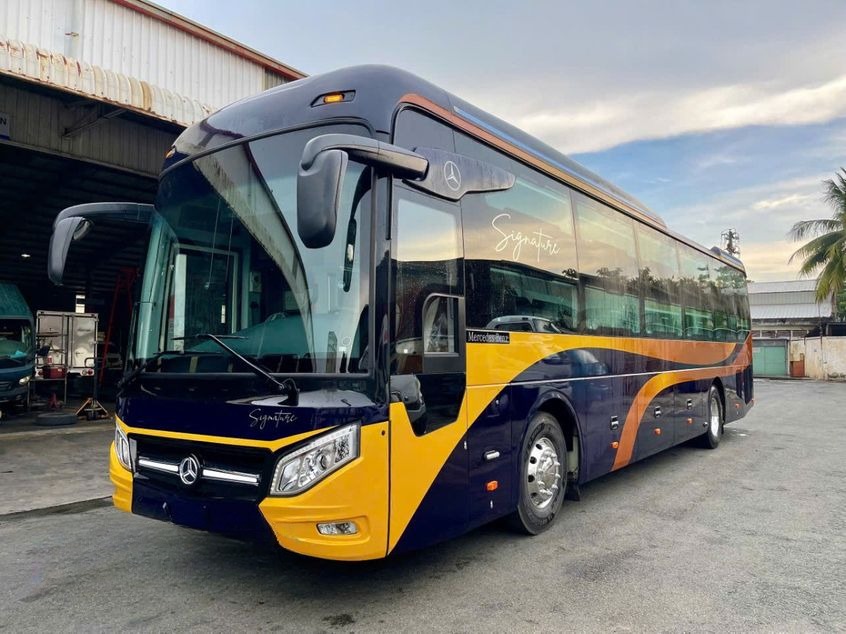 Xe Hoàng Thủy Bên hông xe Mặt trước xe Limousine 22 phòng (WC)