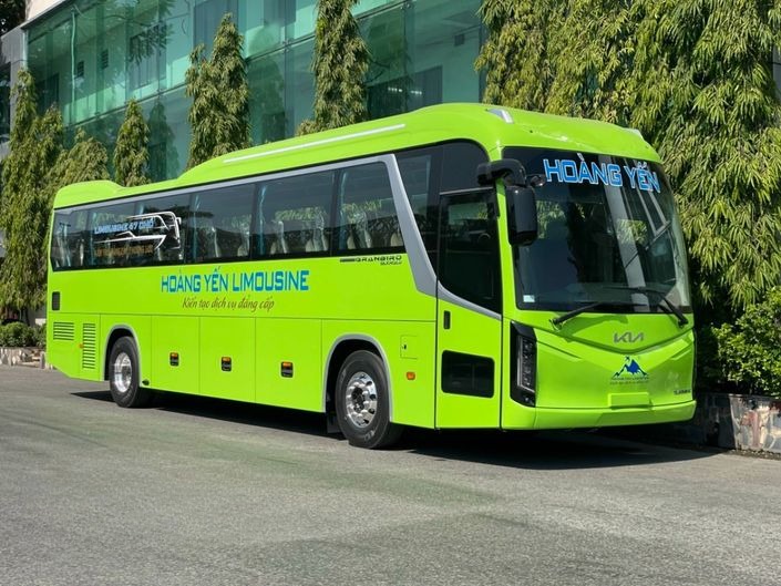 Xe Hoàng Yến Logistics Mặt trước xe Bên hông xe Limousine 24 Ghế