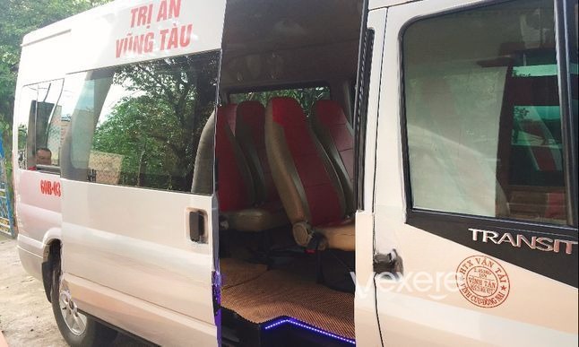 Xe Ngọc Phát (Đồng Nai) Bên hông xe Xe Ford Transit 16 chỗ
