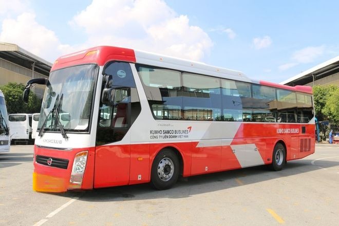 Xe Kumho Samco Bên hông xe Mặt trước xe Limousine giường phòng 33 chỗ