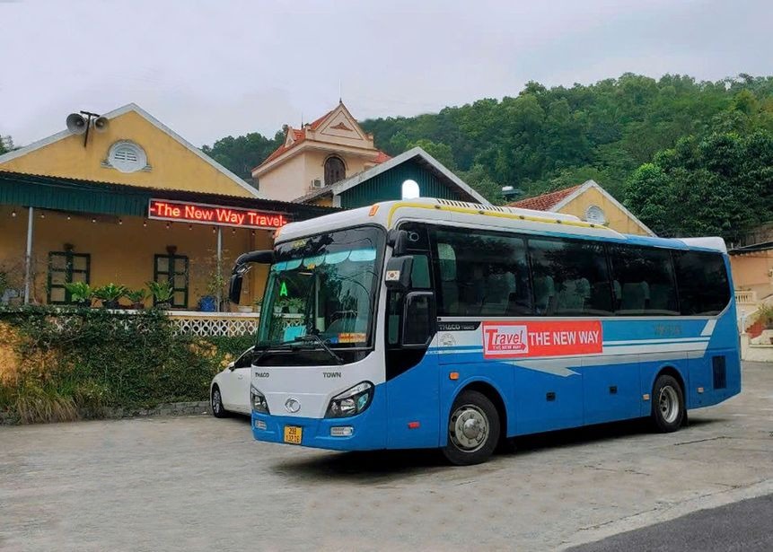 Xe Lovabus Mặt trước xe Bên hông xe Xe 35 chỗ