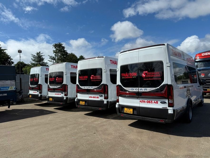 Xe Thái Sơn Mặt sau xe Limousine 12 chỗ Massage
