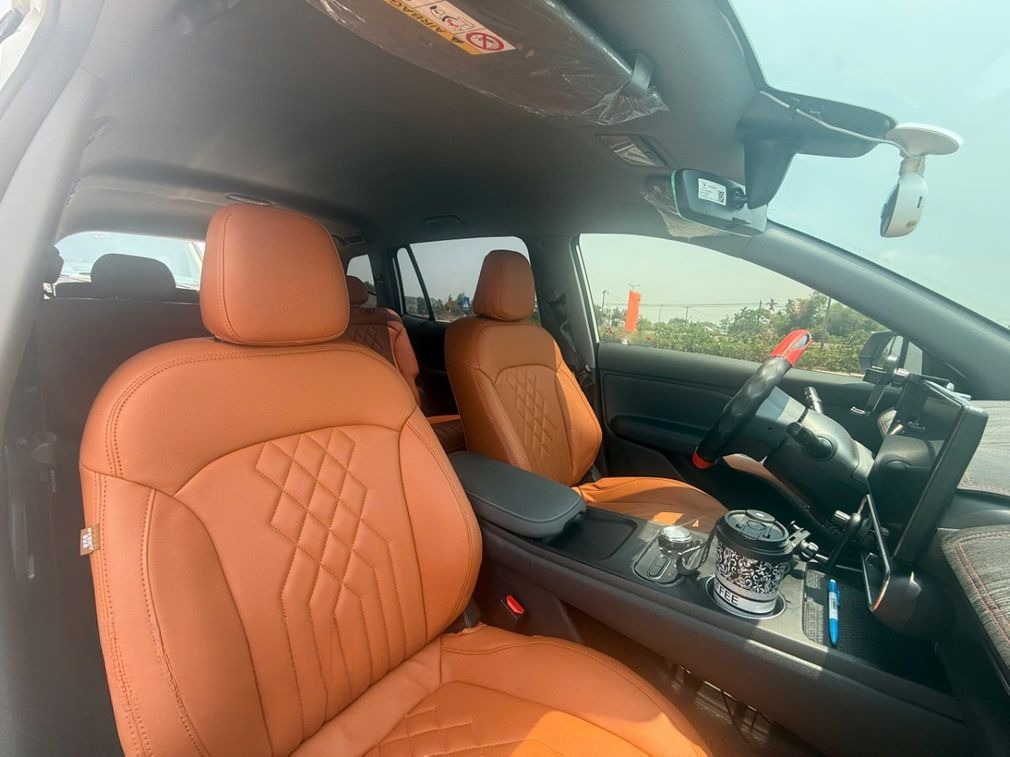 Xe Rin Hà Travel Car Tiện ích Nội thất Vinfast Limo Green 6 chỗ
