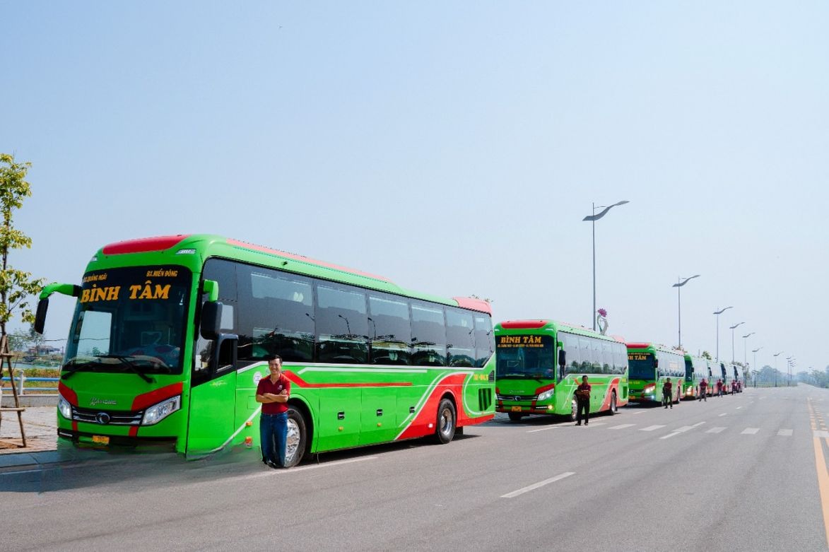 Xe Bình Tâm Mặt trước xe Bên hông xe Giường nằm Limousine 34 phòng