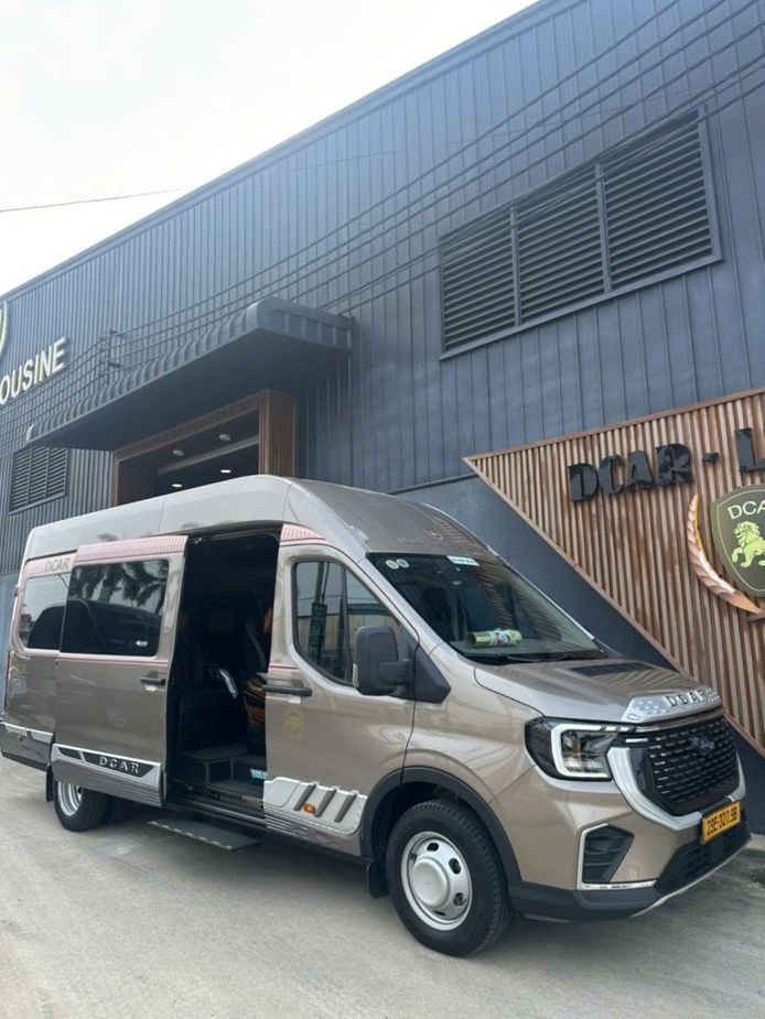 Xe Newstar Travel Bên hông xe Limousine 9 chỗ