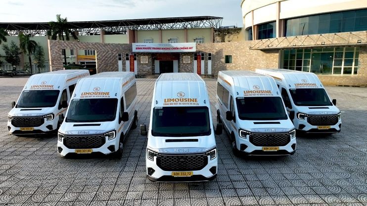 Xe Taly Mặt trước xe Limousine 12 chỗ