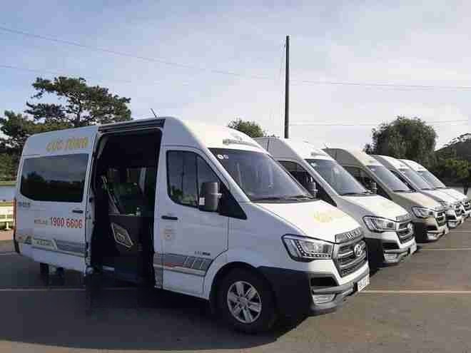 Xe Cúc Tùng Limousine Mặt trước xe Bên hông xe Limousine 11 chỗ