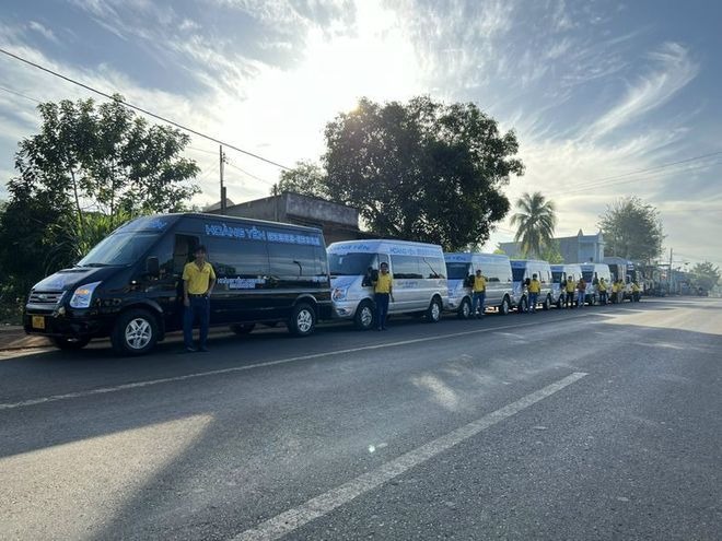 Xe Hoàng Yến Logistics Bên hông xe Limousine 9 chỗ