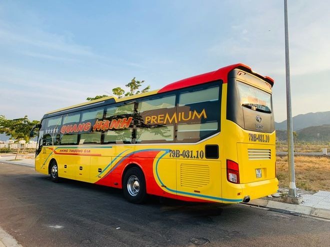 Xe Quang Hạnh Mặt sau xe Bên hông xe Limousine 32 giường