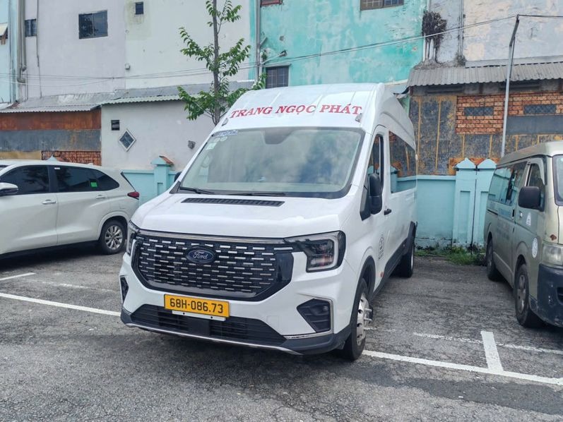 Xe Trang Ngọc Phát Mặt trước xe Bên hông xe Limousine 18 chỗ
