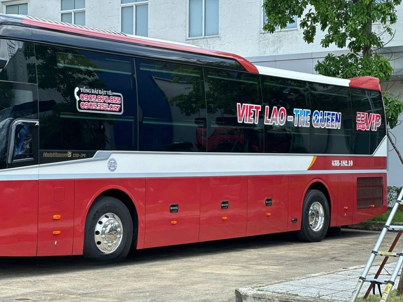 Xe Việt Lào (Đà Nẵng) Bên hông xe Limousine 24 phòng VIP