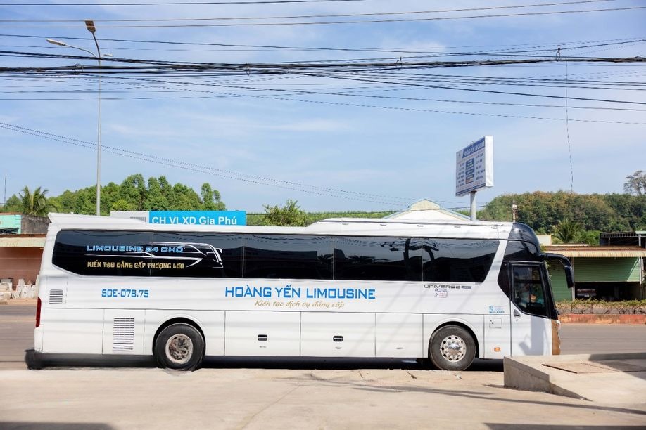 Xe Hoàng Yến Logistics Bên hông xe Limousine 24 Ghế