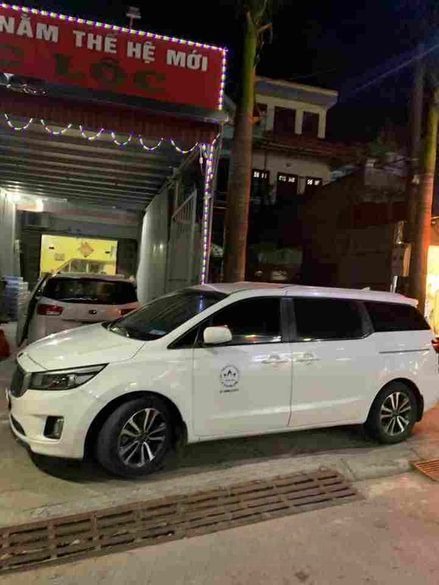 Xe Đức Lộc Limousine Bên hông xe Sedona 7chỗ