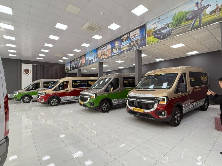Xe Huệ Nghĩa Limousine Mặt trước xe Bên hông xe Limousine 9 chỗ