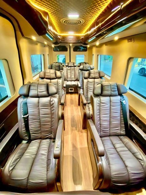 Xe Hoàng Yến Logistics Ghế ngồi Tiện ích Nội thất Limousine 9 chỗ