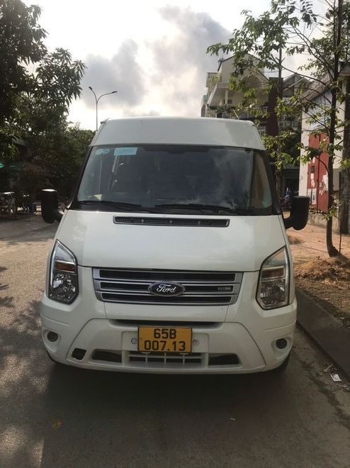Xe Lovabus Mặt trước xe Limousine 9 chỗ VIP