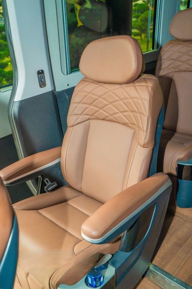 Xe Ninh Bình Discovery Bus Ghế ngồi Tiện ích Nội thất Limousine 11 chỗ