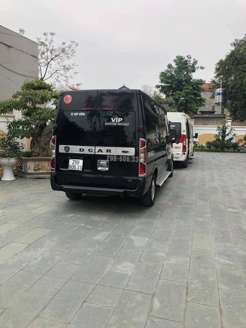 Xe Sông Trà  Mặt sau xe limousine 9 chỗ