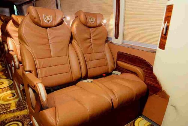 Xe Cát Bà Express Ghế ngồi Nội thất Tiện ích Limousine 19 chỗ VIP